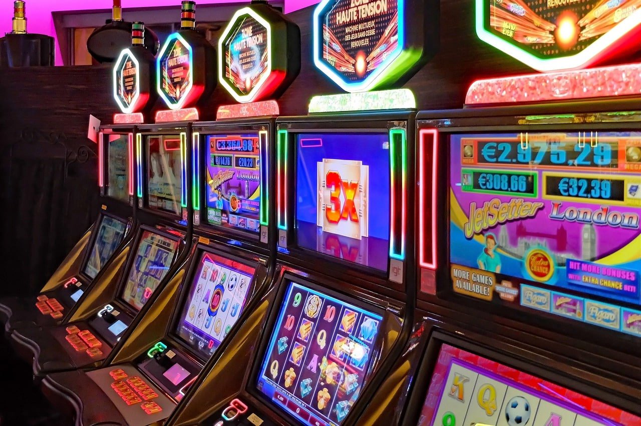 Antarmuka platform togel718 menampilkan meja kasino langsung dan permainan slot