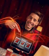 Antarmuka aplikasi togel718 menampilkan meja kasino langsung dan permainan slot